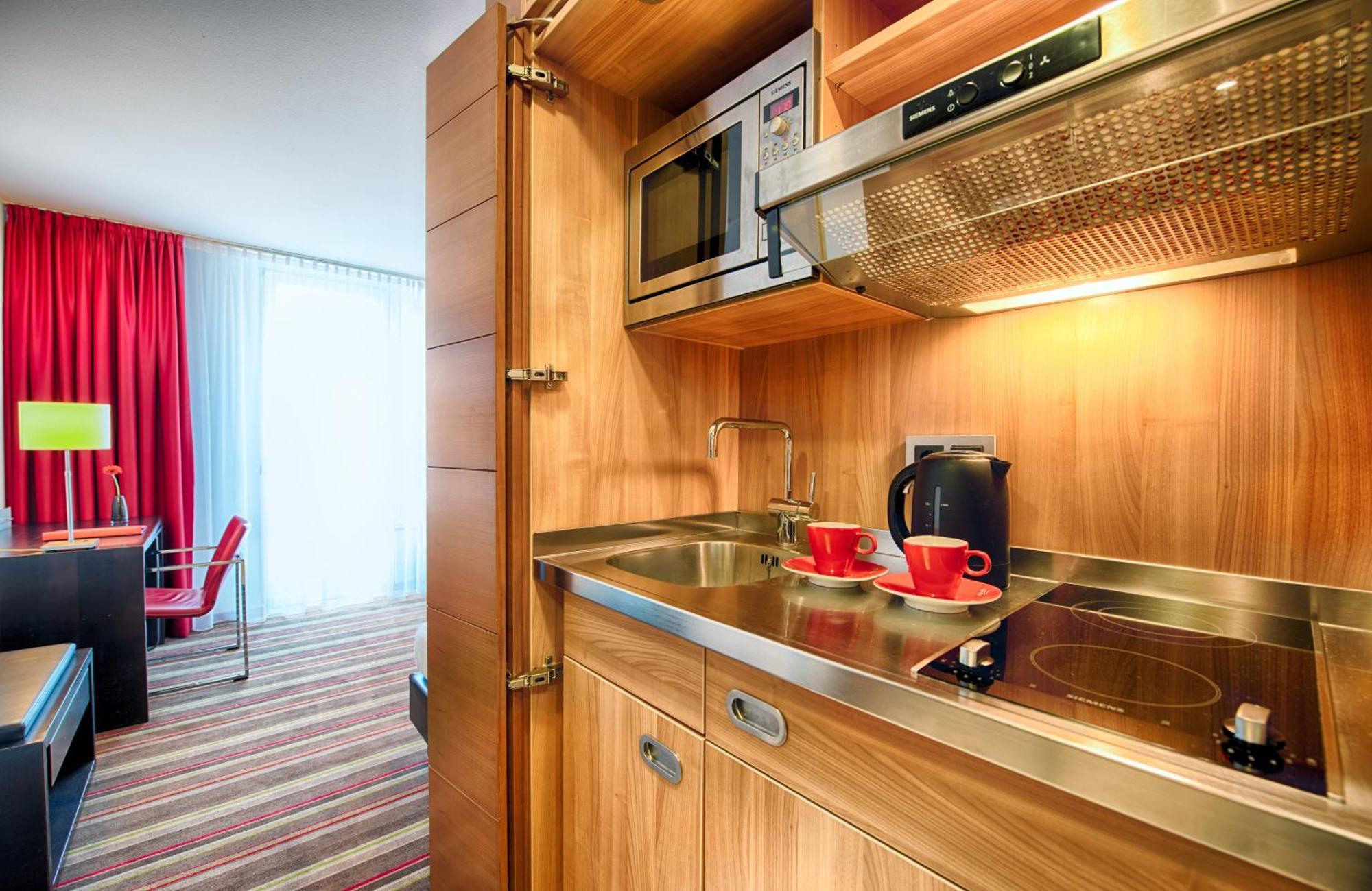 Hotel Leonardo West 4*