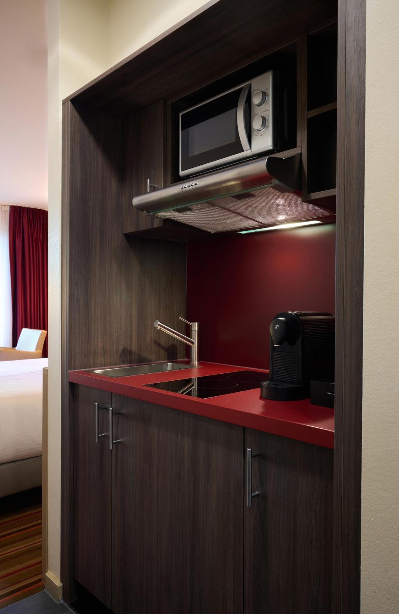 Hotel Leonardo West 4*